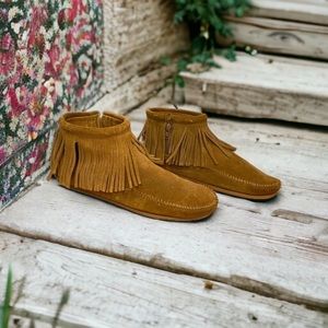 Minnetonka fringe moccasin booties tan suede leather side zip women’s 8.5 US
